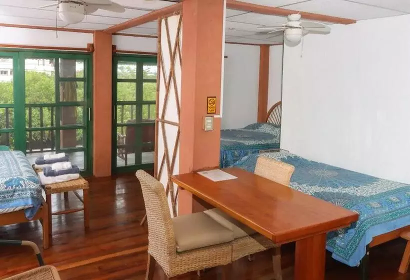 تختخواب و صبحانه Galapagos Chalet