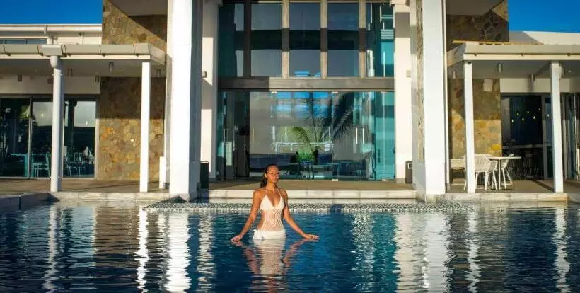 هتل Taumeasina Island Resort