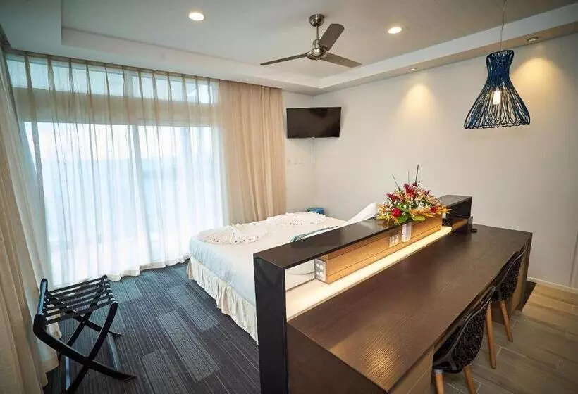 هتل Taumeasina Island Resort