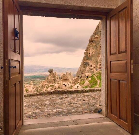 Caldera Cave Hotel & Restaurant