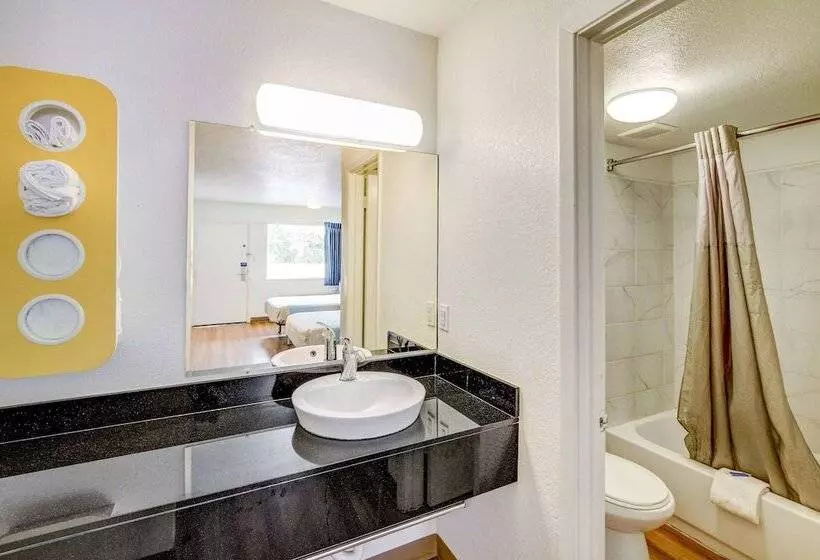 Motel 6 Waco   Lacy Lakeview