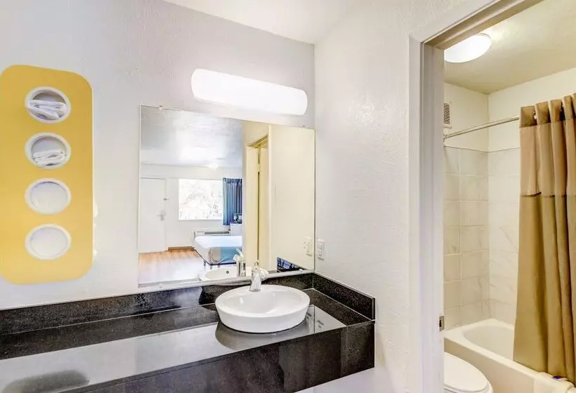 Motel 6 Waco   Lacy Lakeview
