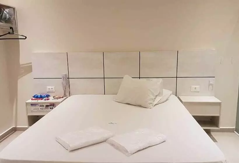Liverpool Hotel & Motel