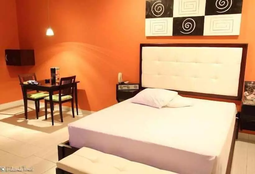 Liverpool Hotel & Motel