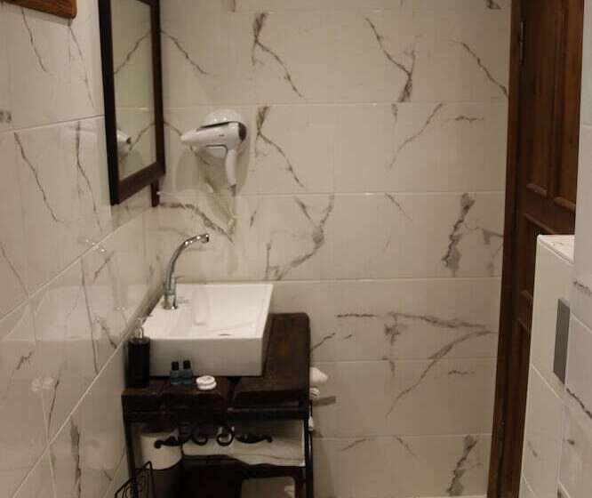 تختخواب و صبحانه Vira Creek House