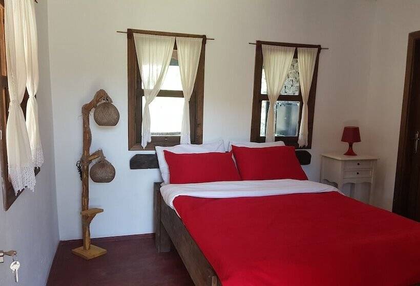 تختخواب و صبحانه Vira Creek House