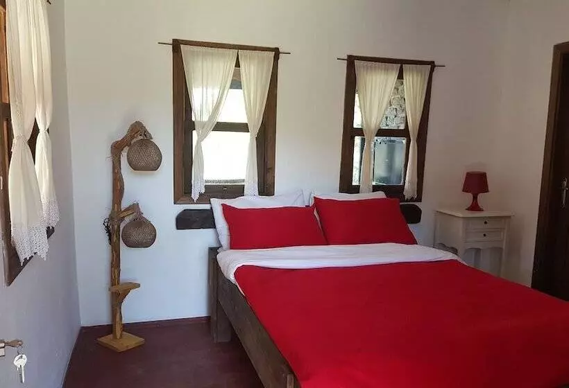 تختخواب و صبحانه Vira Creek House