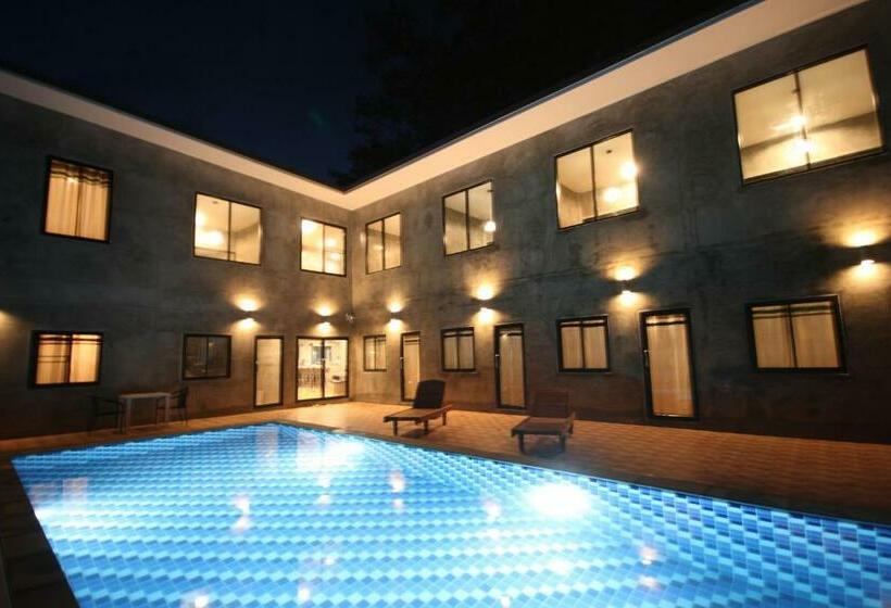 בית מלון כפרי Aonang Lodge   Sha