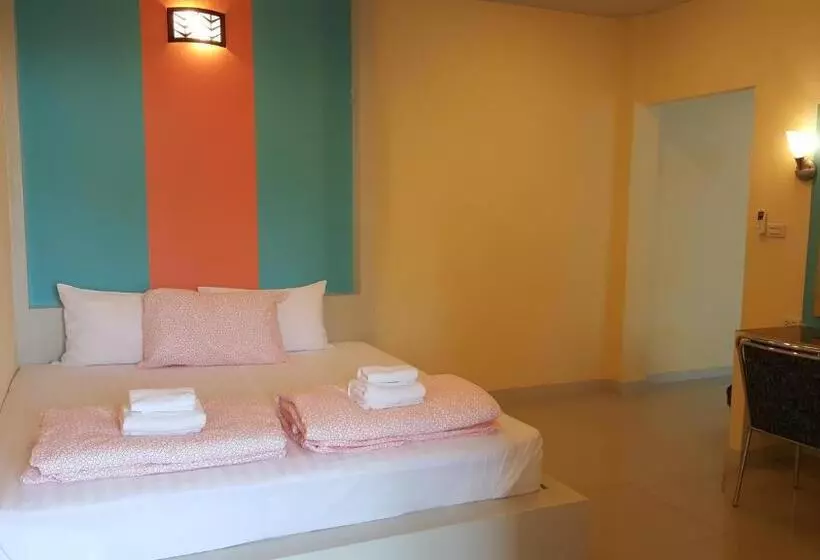 ホテル Juntima Place At Amphawa
