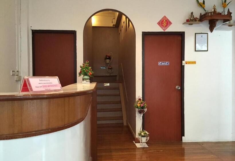 호텔 Nawaporn Place