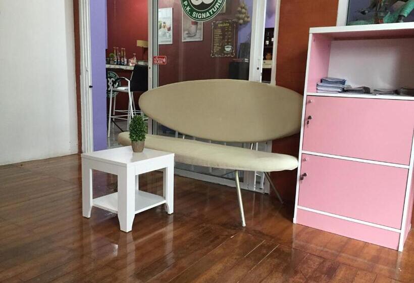 호텔 Nawaporn Place