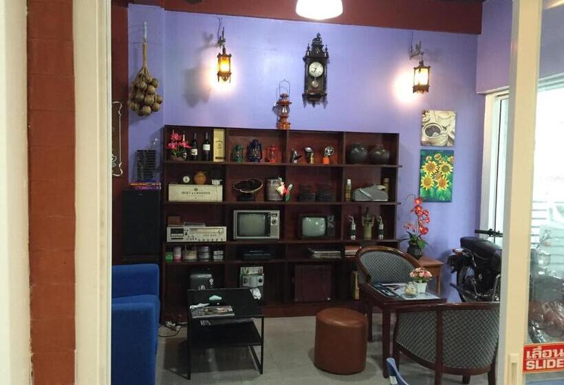 호텔 Nawaporn Place