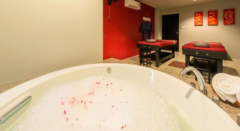 هتل Recenta Phuket Suanluang