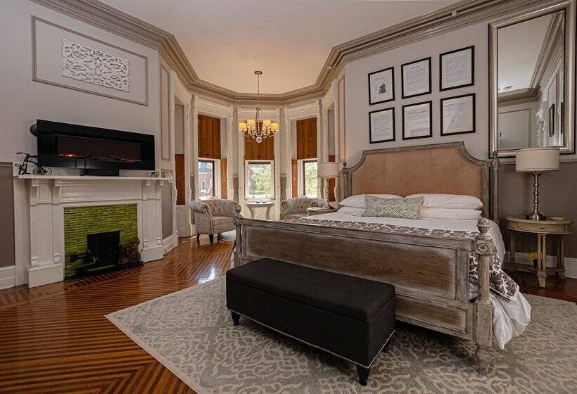 فندق Reynolds Mansion B&b