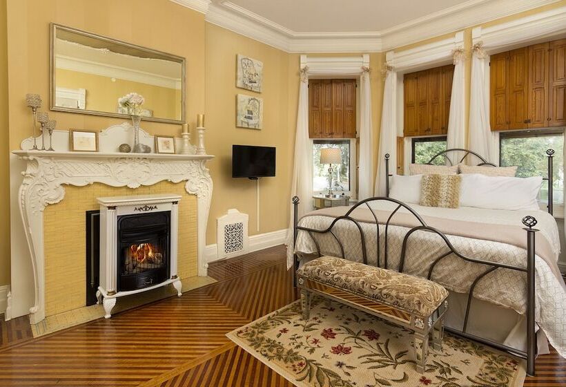 فندق Reynolds Mansion B&b