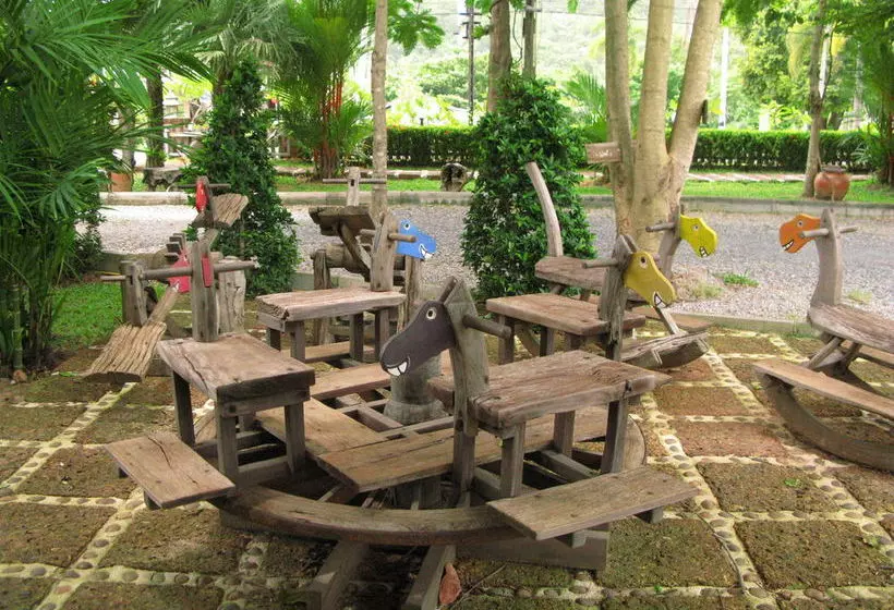 پانسیون Ploen Amphawa Resort