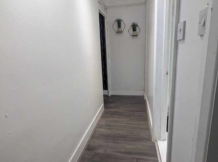 إقامة Charming 4 Bedroom House In Dover