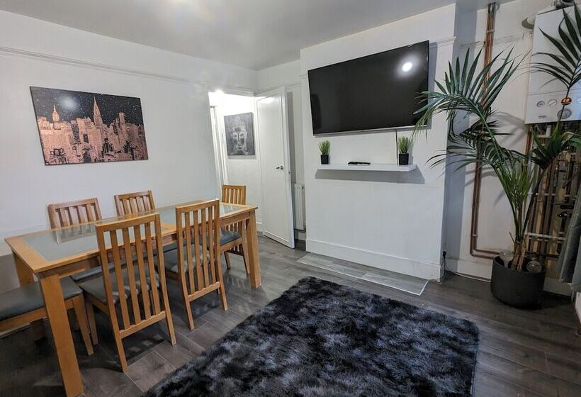 إقامة Charming 4 Bedroom House In Dover