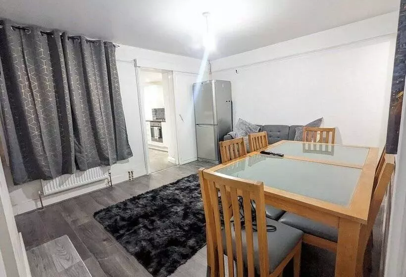 Residenssi Charming 4 Bedroom House In Dover