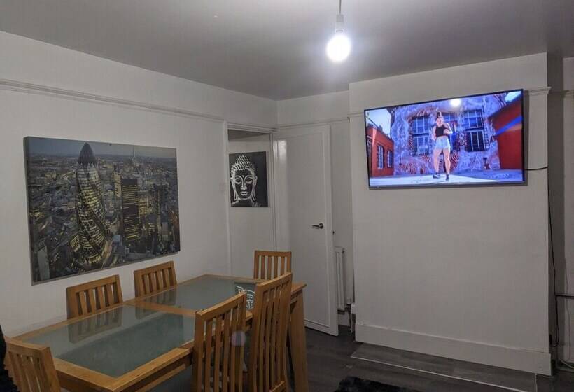 إقامة Charming 4 Bedroom House In Dover