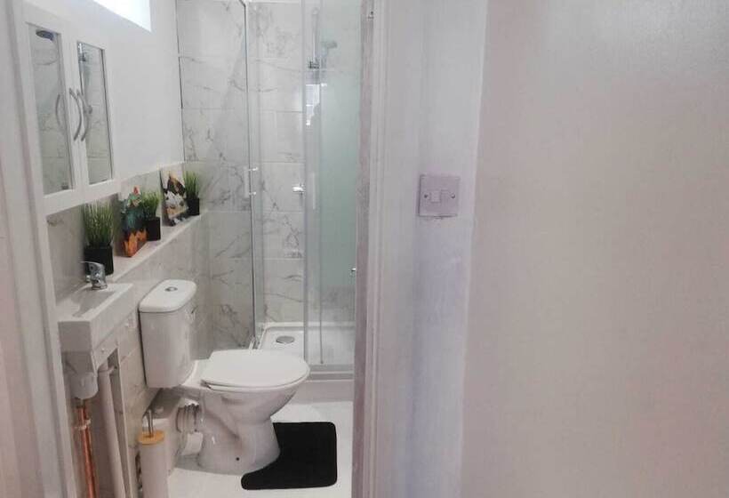 إقامة Charming 4 Bedroom House In Dover