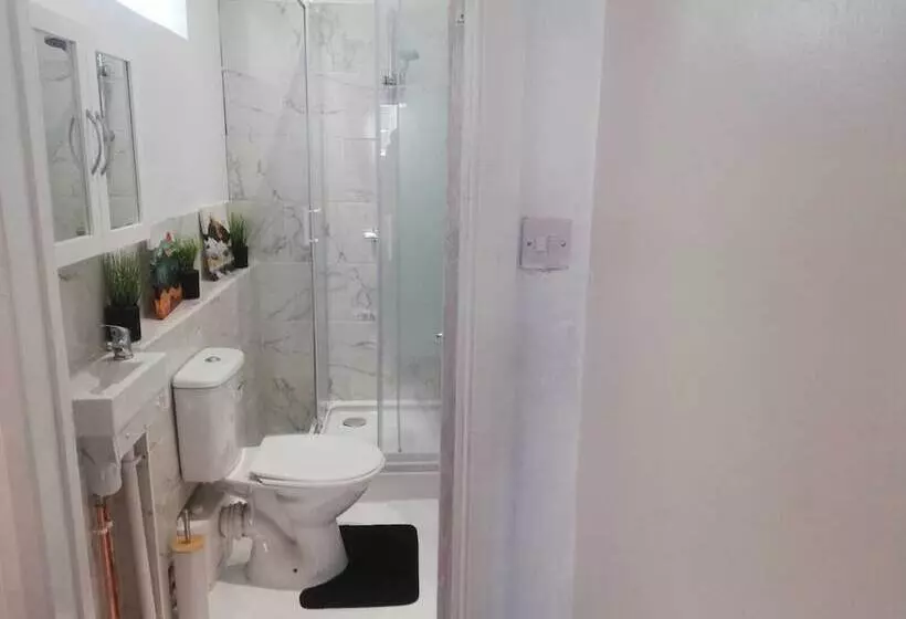 Residenssi Charming 4 Bedroom House In Dover