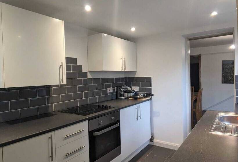 إقامة Charming 4 Bedroom House In Dover