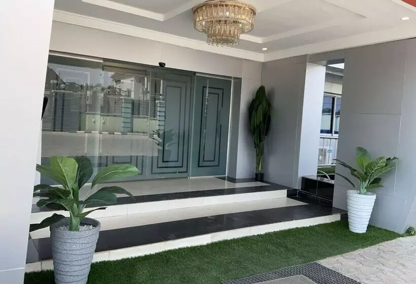 Lis Hotel And Suites