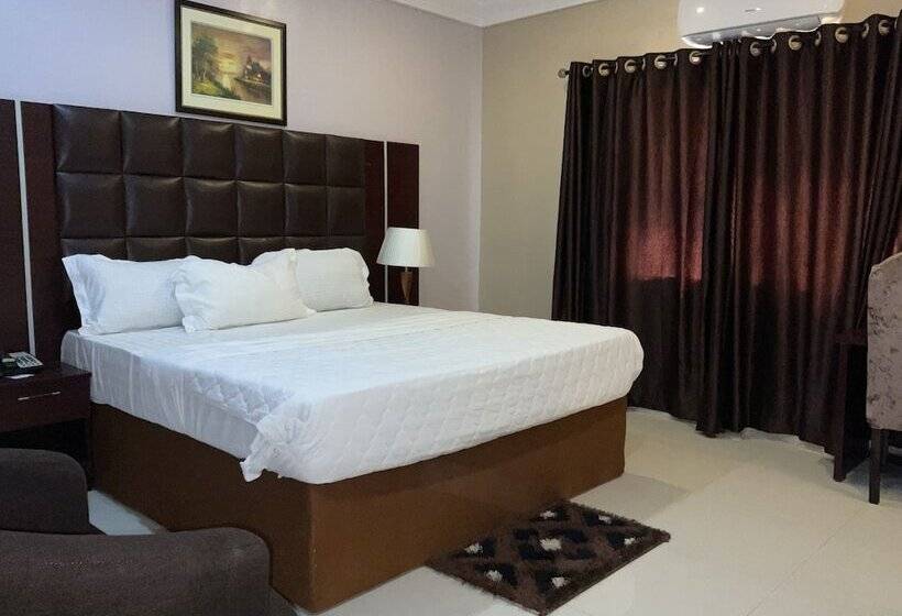 Lis Hotel And Suites