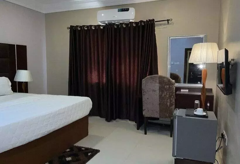 Lis Hotel And Suites