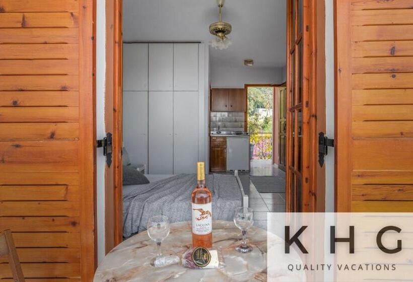 Jovanna Studios In The Nature With Pool!