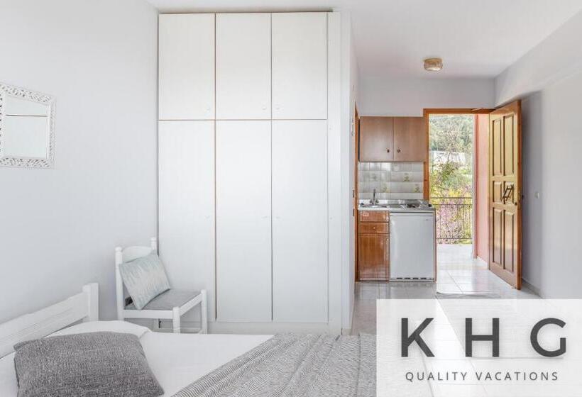 Jovanna Studios In The Nature With Pool!