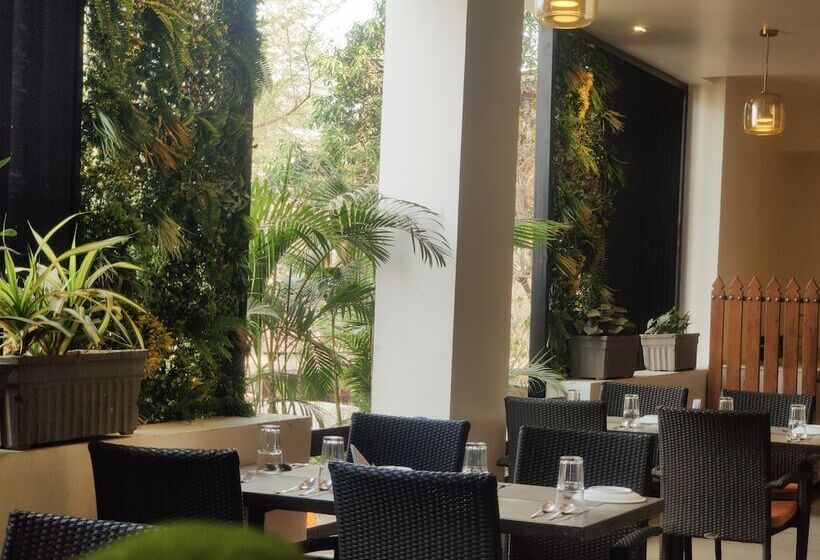 Отель Regenta Place Raysons Kolhapur