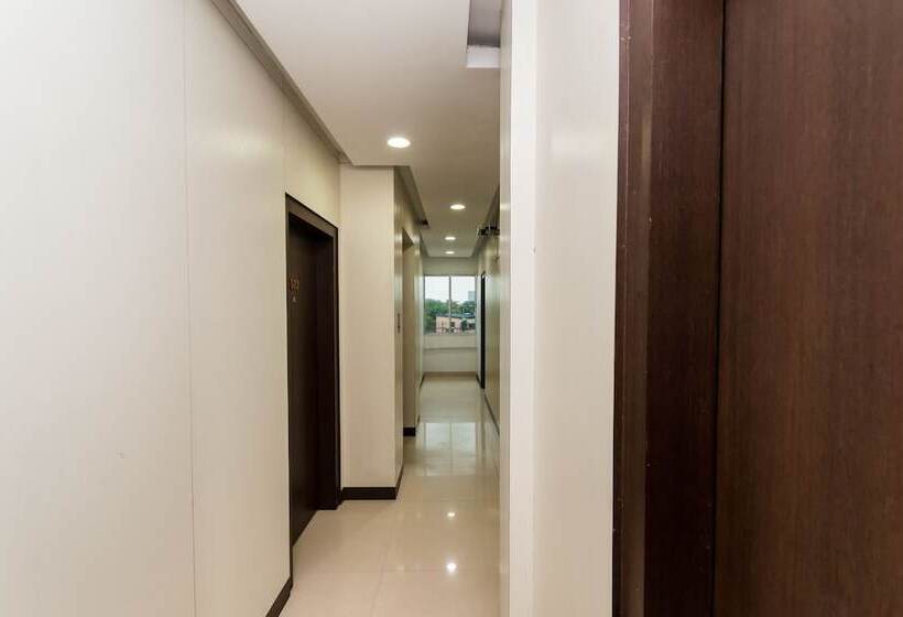 ホテル Fabexpress Camac Plaza