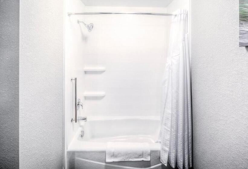 Отель Holiday Inn Express & Suites Cleveland/westlake, An Ihg