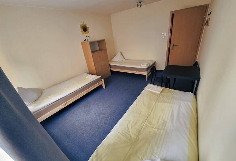 Wilanow House   Hostel