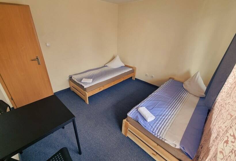 Wilanow House   Hostel