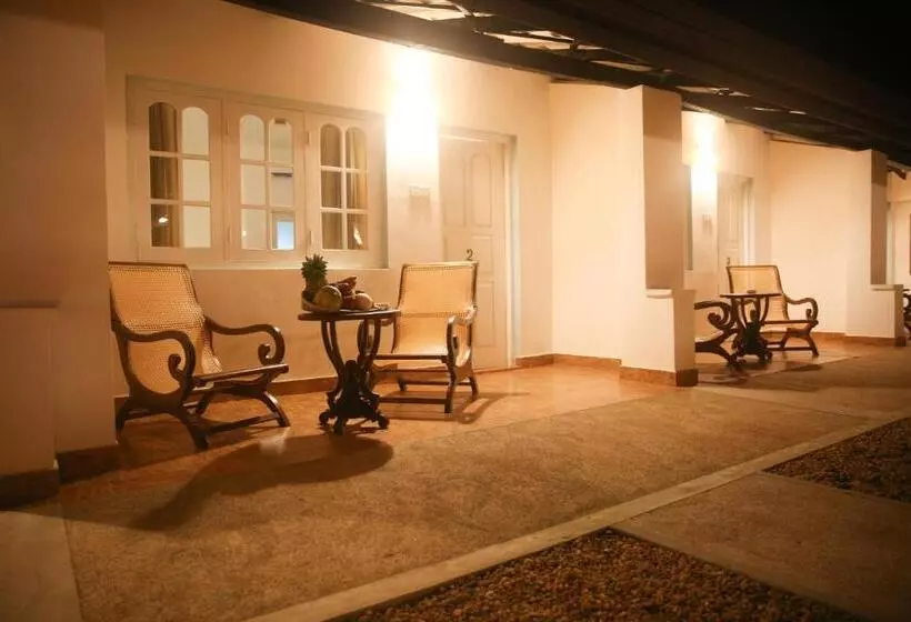 Hotelli Thejan Beach Cabanas