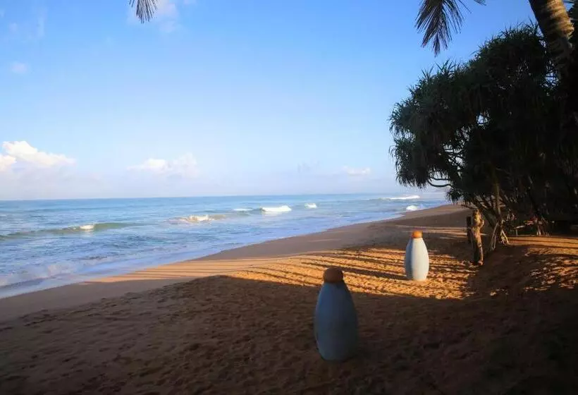 Hotelli Thejan Beach Cabanas