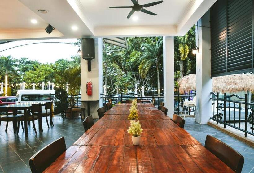 Leisure Cove Hotel & Apartments