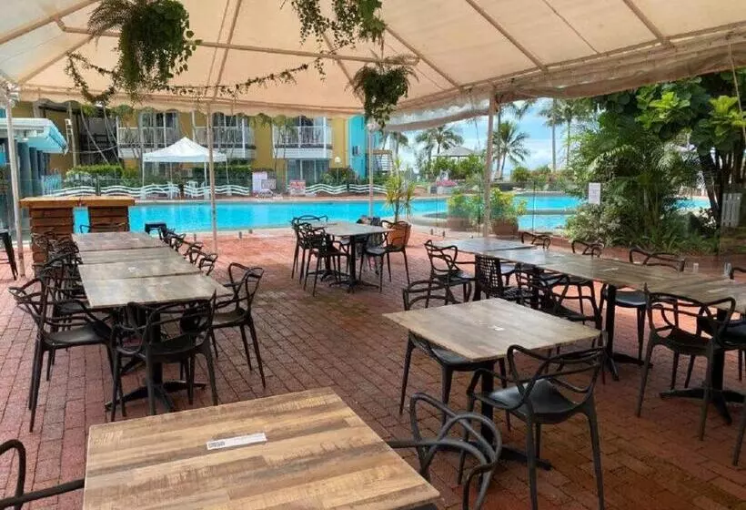 هتل The Resort At Dolphin Heads
