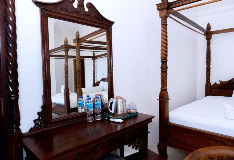 Frans Bernadus Hotel And Resto