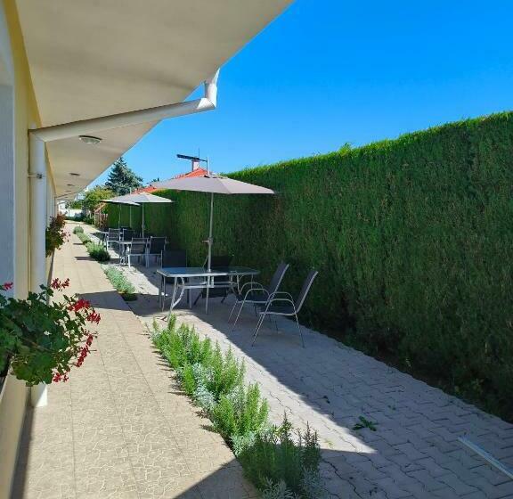 Pensjonat Cozy Room With Garden In Bratislava