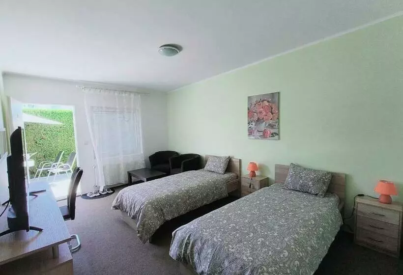 پانسیون Cozy Room With Garden In Bratislava