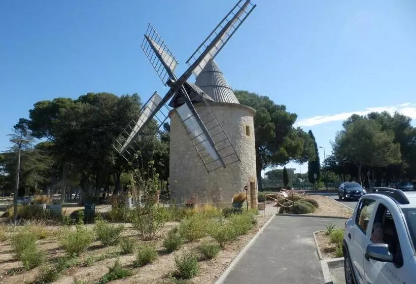 Aamiaismajoitus (B&B) Mas Les Vieux Chenes