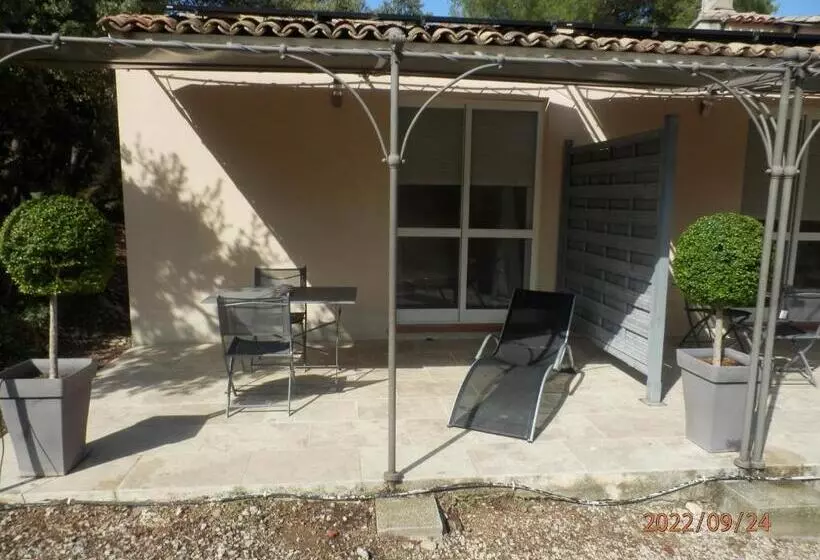Aamiaismajoitus (B&B) Mas Les Vieux Chenes
