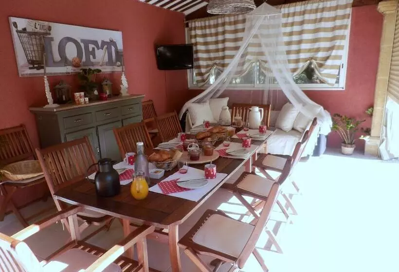Aamiaismajoitus (B&B) Mas Les Vieux Chenes