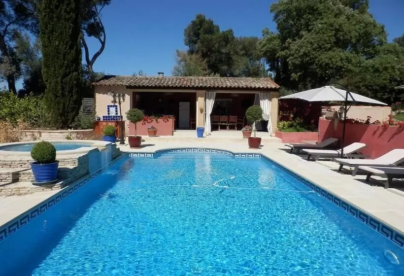Aamiaismajoitus (B&B) Mas Les Vieux Chenes