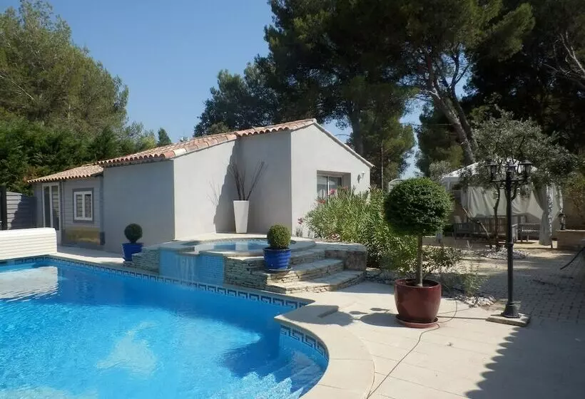 Aamiaismajoitus (B&B) Mas Les Vieux Chenes