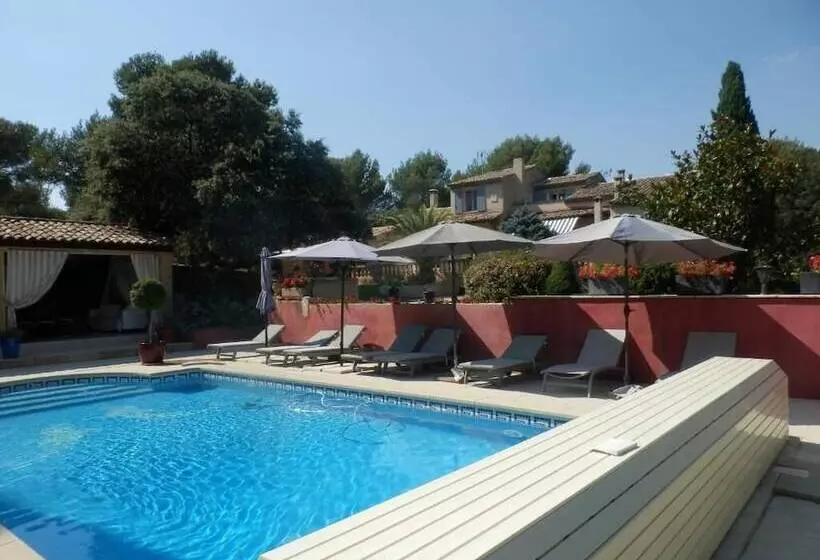 Aamiaismajoitus (B&B) Mas Les Vieux Chenes